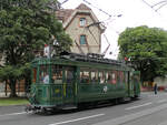 Am 17. und 18.06.2011 findet das Eröffnungsfest vom Erweiterungsbau des Depots Wiesenplatz statt. Natürlich waren auch viele Oldtimer für Publikumsfahrten in der Stadt unterwegs. Hier verlässt der Ce 2/2 215 zusammen mit dem C2 423 das Depot Wiesenplatz. Aufnahme Basel.