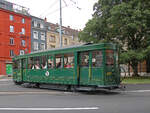 Am 17. und 18.06.2011 findet das Eröffnungsfest vom Erweiterungsbau des Depots Wiesenplatz statt. Natürlich waren auch viele Oldtimer für Publikumsfahrten in der Stadt unterwegs. Hier verlässt der Ce 2/2 215 zusammen mit dem C2 423 das Depot Wiesenplatz. Aufnahme Basel.