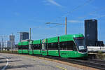 Be 6/8 Flexity 5005, auf der wegen einer Grossbaustelle zwischen Hardstrasse und Pratteln umgeleiteten Linie 14, fährt am 23.08.2024 zur Haltestelle Münchensteinerstrasse. Aufnahme Basel.