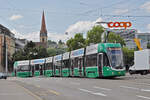 Be 6/8 Flexity 5018, auf der wegen einer Grossbaustelle zwischen Hardstrasse und Pratteln umgeleiteten Linie 14, überquert am 19.08.2024 die Münchensteinerbrücke.