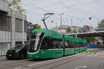 Be 4/6 Flexity 6002, auf der Linie 16, fährt am 28.08.2024 die Innere Margarethenstrasse hoch zur Haltestelle Markthalle.