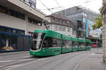 Be 4/6 Flexity 6005, auf der Linie 16, fährt am 16.09.2024 zur Haltestelle Theater. Aufnahme Basel.