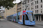 Be 6/8 Flexity 5034 mit der Werbung für Universitäres Zentrum Basel für Zahnmedizin (UZB), auf der Linie 6, verlässt am 16.09.2024 die Haltestelle Theater. Aufnahme Basel.