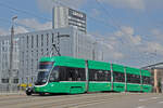 Be 4/6 Flexity 6002, auf der Linie 15, überquert am 19.08.2024 die Münchensteinerbrücke. Aufnahme Basel.