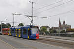 Be 6/8 Combino 306 FC Basel, auf der Linie 2, überquert am 10.09.2024 die Wettsteinbrücke. Aufnahme Basel.