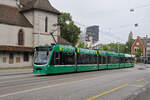 Be 6/8 Combino 327, auf der Linie 2, verlässt am 10.09.2024 die Haltestelle Wettsteinplatz.