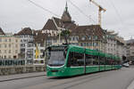 Be 6/8 Combino 325, auf der Linie 14, überquert am 26.08.2024 die Mittlere Rheinbrücke.