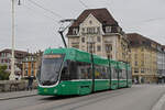 Be 4/6 Flexity 6014, auf der Linie 15, überquert am 26.08.2024 die Mittlere Rheinbrücke. Aufnahme Basel.