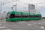 Be 4/6 Flexity 6010, auf der Linie 15, überquert am 17.06.2024 die Münchensteinerbrücke. Aufnahme Basel.