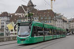 Be 6/8 Combino 328, auf der Linie 6, überquert am 26.08.2024 die Mittlere Rheinbrücke. Aufnahme Basel.