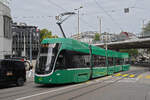 Be 4/6 Flexity 6008, auf der Linie 16, fährt am 26.08.2024 die Innere Margarethenstrasse hoch zur Haltestelle Markthalle.