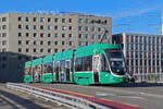 Be 4/6 Flexity 6005, auf der Linie 15, überquert am 07.09.2024 die Münchensteinerbrücke.