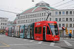 Be 6/8 Flexity 5010, mit der Werbung für das Möbelhaus Pfister, auf der Linie 8, fährt am 04.11.2024 zur Haltestelle am Bahnhof SBB.