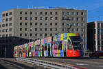 Be 6/8 Flexity 5042  Flaneur Stadt Zauber , auf der wegen einer Grossbaustelle zwischen Hardstrasse und Pratteln umgeleiteten Linie 14, überquert am 07.09.2024 die Münchensteinerbrücke. Aufnahme Basel.