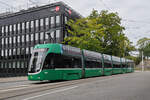 Be 6/8 Flexity 5043, auf der Linie 6, fährt am 26.08.2024 zur Haltestelle Heuwaage. Aufnahme Basel.