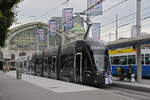 Be 6/8 Flexity 5011 mit der Werbung für Pferde Anlässe in Basel, auf der Linie 1, wartet am der Endstation am Bahnhof SBB. Aufnahme Basel.