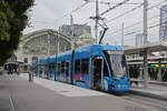 Be 6/8 Flexity 5022 mit der Werbung für die Zürich Versicherung, auf der Linie 1, wartet am 16.09.2024 an der Endstation am Bahnhof SBB. Aufnahme Basel.