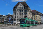 Be 6/8 Combino 308, auf der Linie 8, überquert am 08.07.2024 die Mittlere Rheinbrücke. Aufnahme Basel.