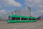 Be 4/6 Flexity 6004, auf der Linie 15, überquert am 19.08.2024 die Münchensteinerbrücke.