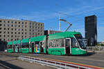 Be 4/6 Flexity 6012, auf der Linie 15, überquert am 07.09.2024 die Münchensteinerbrücke. Aufnahme Basel.