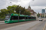 Be 6/8 Combino 307, auf der Linie 2, überquert am 10.09.2024 die Wettsteinbrücke. Aufnahme Basel.