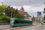 Be 6/8 Flexity 5023, auf der wegen einer Baustelle umgeleiteten Linie 6, überquert am 10.09.2024 die Wettsteinbrücke. Aufnahme Basel.