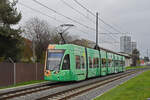 Be 6/8 Flexity 5030 mit einer Eigenwerbung für nachhaltigen und Klimaneutralen Öffentlichen Verkehr, auf der Linie 14, fährt am 13.11.2024 zur Haltestelle Kästeli. Aufnahme Pratteln.