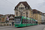 Be 6/8 Combino 327, auf der Linie 8, überquert am 26.08.2024 die Mittlere Rheinbrücke.