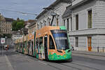 Be 6/8 Flexity 5030 mit einer Eigenwerbung für nachhaltigen und Klimaneutralen Öffentlichen Verkehr, auf der Linie 3, fährt am 26.08.2024 den Steinenberg hoch zur Haltestelle Bankverein. Aufnahme Basel.