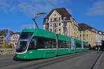 Be 6/8 Flexity 5008, auf der Linie 6, überquert am 04.11.2024 die Mittlere Rheinbrücke.