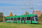 Be 6/8 Flexity 5033, auf der Linie 14, fährt am 21.10.2024 zur Haltestelle Lachmatt. Aufnahme Pratteln.