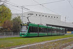 Be 6/8 Combino 325, auf der Linie 14, verlässt am 11.11.2024 die Haltestelle St. Jakob. Aufnahme Basel.