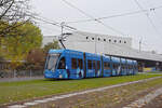 Be 6/8 Flexity 5022 mit der Werbung für die Zürich Versicherung, auf der Linie 14, verlässt am 11.11.2024 die Haltestelle St. Jakob. Aufnahme Basel.