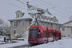 Be 4/6 Flexity 6011 mit der Werbung für die Raiffeisenbank, auf der wegen dem starken Schneefall und vielen gesperrten Strecken umgeleiteten Linie 16, wendet am 22.11.2024 beim Depot Dreispitz. Aufnahme Basel.