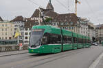 Be 6/8 Flexity 5021, auf der Linie 6, überquert am 26.08.2024 die Mittlere Rheinbrücke. Aufnahme Basel.