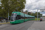 Be 6/8 Flexity 5016, auf der Linie 14, fährt am 30.09.2024 bei der Haltestelle St. Jakob ein. Aufnahme Basel.