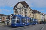 Be 6/8 Flexity 5040  Federer Express , auf der Linie 14, überquert am 04.11.2024 die Mittlere Rheinbrücke. Aufnahme Basel.