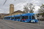 Be 6/8 Flexity 5022 mit der Werbung für die Zürich Versicherung, auf der Linie 6, bedient am 18.11.2024 die Haltestelle am badischen Bahnhof.