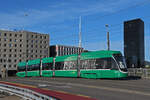 Be 4/6 Flexity 6007, auf der Linie 15, überquert am 07.09.2024 die Münchensteinerbrücke. Aufnahme Basel.