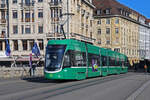 Be 6/8 Flexity 5026, auf der Linie 14, überquert am 04.11.2024 die Mittlere Rheinbrücke. Aufnahme Basel.