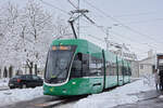 Be 4/6 Flexity 6007, auf der wegen dem starken Schneefall und vielen gesperrten Strecken umgeleiteten Linie 16, wendet am 22.11.2024 beim Depot Dreispitz. Aufnahme Basel.