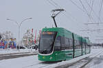 Be 4/6 Flexity 6014, auf der wegen dem starken Schneefall und vielen gesperrten Strecken umgeleiteten Linie 16, fährt am 22.11.2024 zur Endstation M-Parc beim Depot Dreispitz.