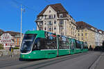 Be 6/8 Flexity 5038, auf der Linie 14, überquert am 04.11.2024 die Mittlere Rheinbrücke.