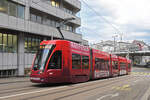 Be 4/6 Flexity 6011 mit der Werbung für die Raiffeisenbank, auf der Linie 16, fährt am 18.12.2024 die Innere Margarethenstrasse hoch zur Haltestelle Markthalle. Aufnahme Basel.