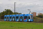 Be 6/8 Flexity 5022 mit der Werbung für die Zürich Versicherung, auf der Linie 14, fährt am 25.09.2024 zur Haltestelle Lachmatt.