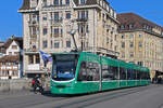 Be 6/8 Combino 326, auf der wegen einer Baustelle umgeleiteten Linie 2, überquert am 04.11.2024 die Mittlere Rheinbrücke. Aufnahme Basel.