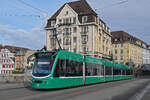 Be 6/8 Combino 308, auf der Linie 8, überquert am 26.11.2024 die Mittlere Rheinbrücke. Aufnahme Basel.