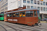 B4 1490 mit der Werbung für Michael Kors, auf der Linie 15, verlässt am 22.02.2012 die Haltestelle am Aeschenplatz.