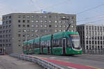 Be 4/6 Flexity 6012, auf der Linie 15, überquert am 21.12.2024 die Münchensteinerbrücke. Aufnahme Basel.