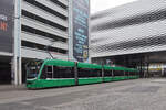 Be 6/8 Combino 305, auf der Linie 2, bedient am 25.11.2024 die provisorische Haltestelle am Messeplatz. Aufnahme Basel.